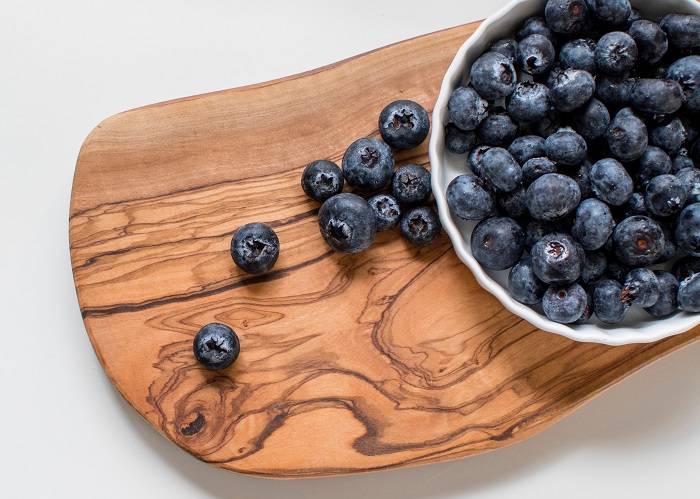 Eine Schale mit frischen Blaubeeren, ein farbenfroher und nahrhafter Snack