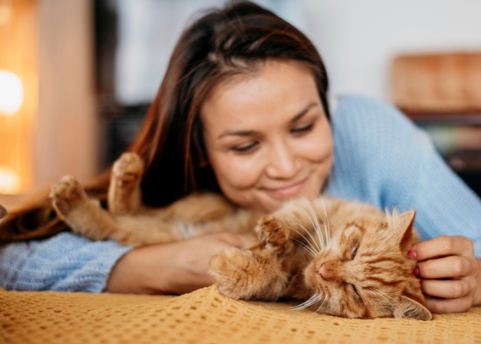 Das von Ihnen beschriebene Bild scheint eine Frau zu zeigen, die sich mit ihrer Katze unterhält.